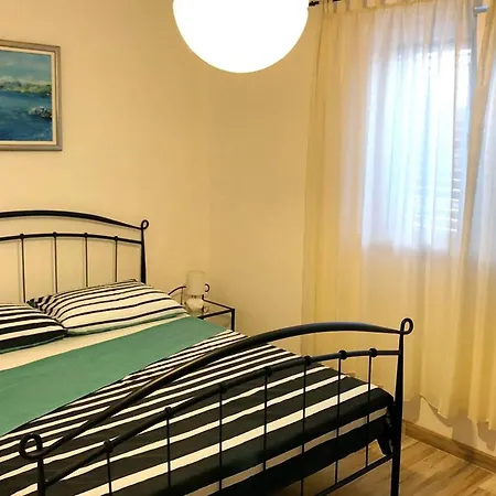 Seaside With A Swimming Pool Rogac, Solta - 5183 Апартаменты *