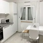 Family-friendly With Swimming Pool Rogac, Solta - 5183 דירה