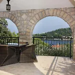 Family-friendly With Swimming Pool Rogac, Solta - 5183 גרוהוטה