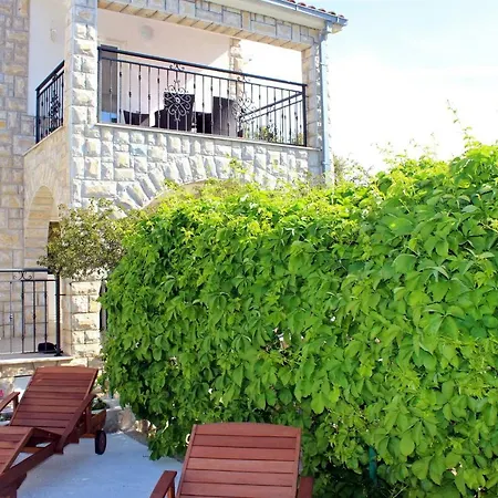 Family-friendly With Swimming Pool Rogac, Solta - 5183 * גרוהוטה